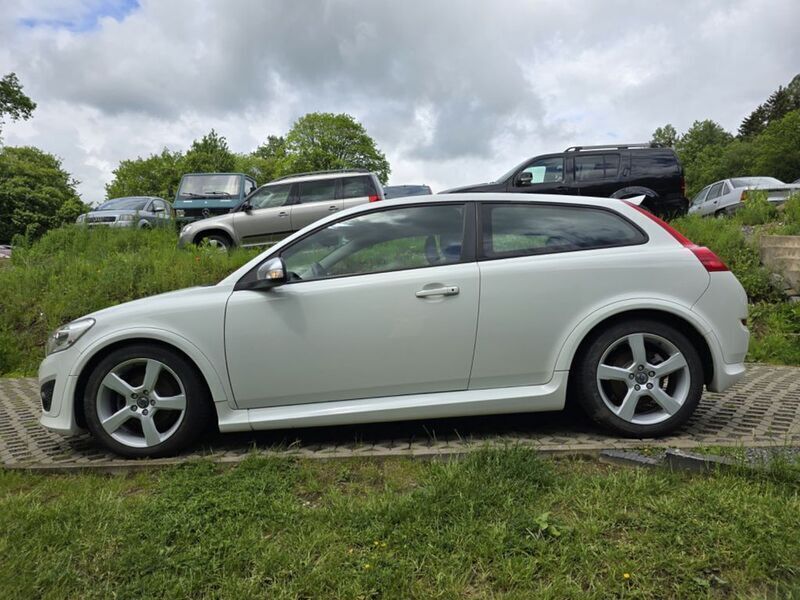Weiß Gebraucht 2011 Volvo C30 R-Design Kleinwagen | 6.900 € (Teuer) - Bild 1/4