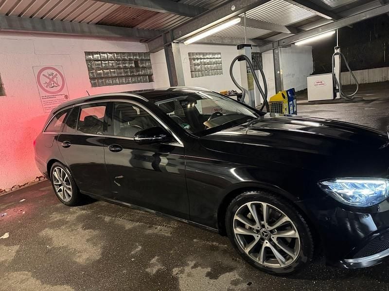 Gebraucht Mercedes E220 194 PS (142 kW) 2021 Schwarz Kombi