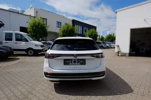 Gebraucht VW Passat Elegance 150 PS (110 kW) 2024 Weiß Kombi