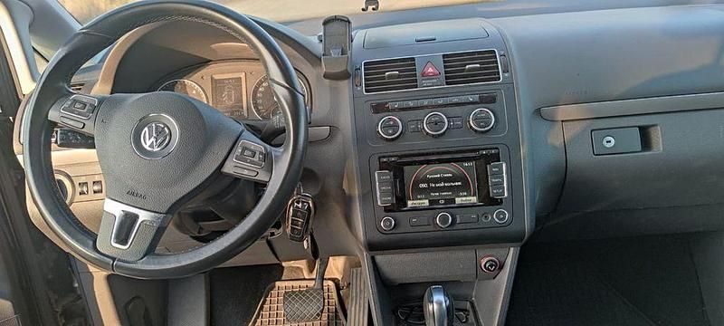 Gebraucht VW Touran Life 140 PS (102 kW) 2013 Schwarz Van / Kleinbus