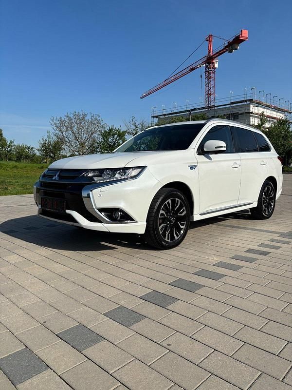 Weiß Gebraucht 2017 Mitsubishi Outlander P-HEV SUV | 18.480 € (Teuer) - Bild 1/4