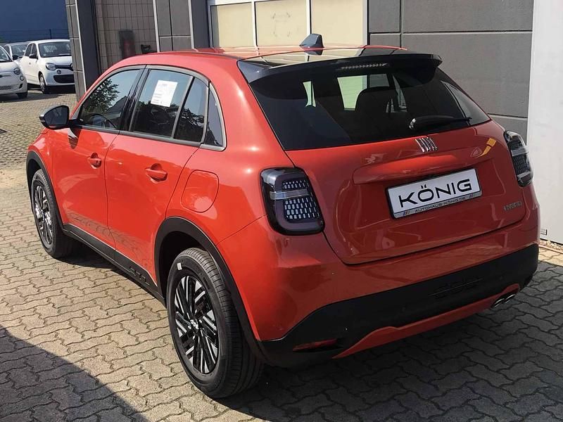 Neu Fiat 600 146 PS (107 kW) 2025 Orange Limousine