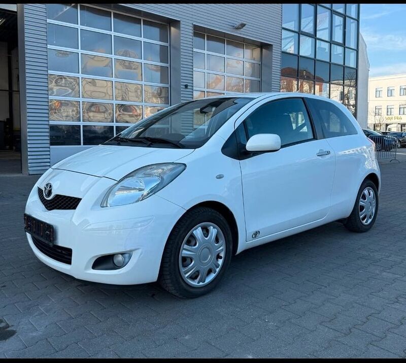 Weiß Gebraucht 2011 Toyota Yaris Cool Kleinwagen | 2.700 € (Guter Preis) - Bild 1/4