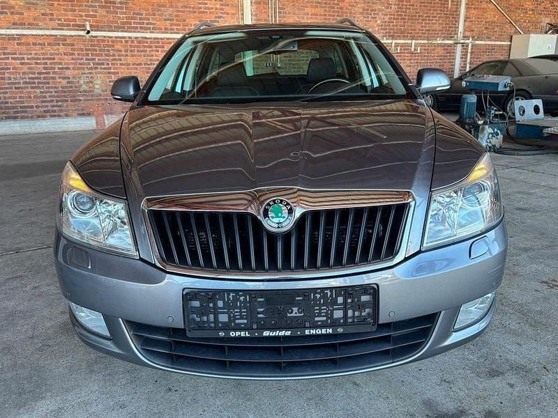 Gebraucht Skoda Octavia Elegance 160 PS (117 kW) 2013 Grau Kombi