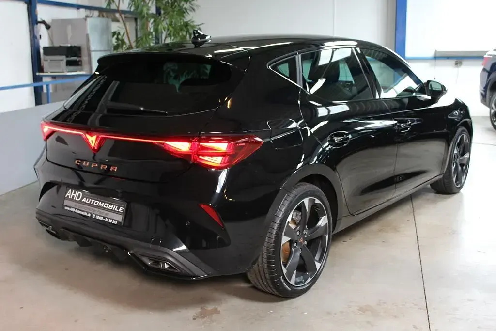 Neu Cupra Leon 150 PS (110 kW) 2026 Midnight schwarz meta... Limousine