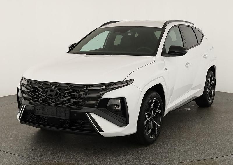 Serenity white metallic Neu 2025 Hyundai Tucson N Line SUV | 36.495 € (Fairer Preis) - Bild 1/4