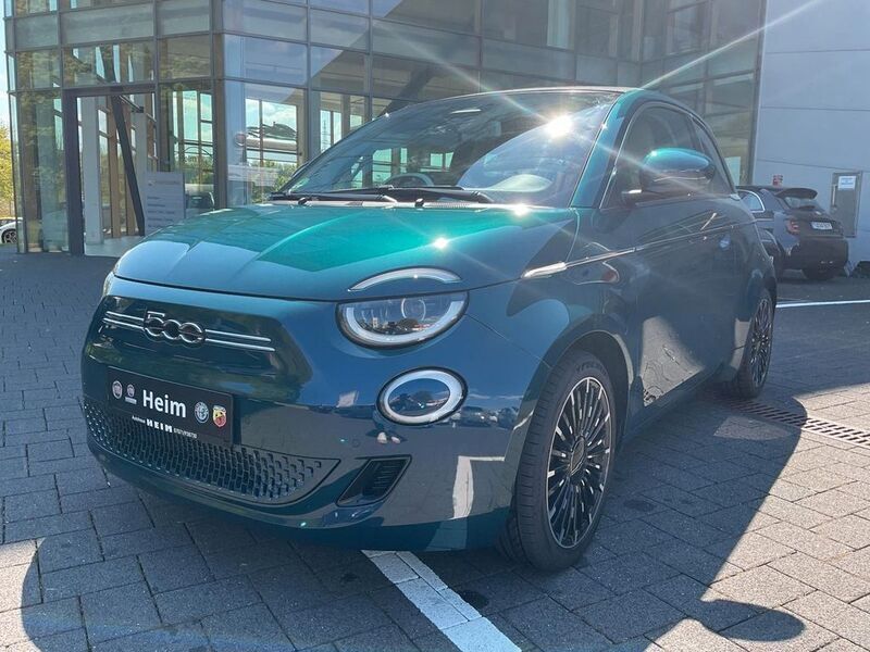 Grün Gebraucht 2021 Fiat 500e La Prima Kleinwagen | 20.990 € (Teuer) - Bild 1/4