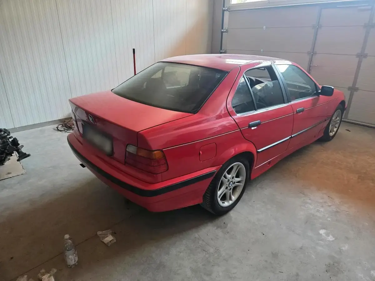 Gebraucht BMW 318 104 PS (76 kW) 1992 Rot Limousine