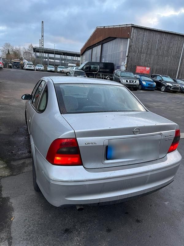 Gebraucht Opel Vectra Edition 116 PS (85 kW) 2000 Silber Limousine
