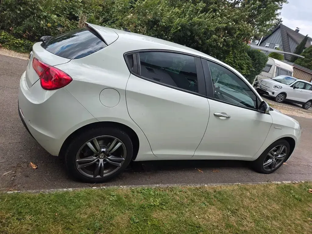 Gebraucht Alfa Romeo Giulietta 120 PS (88 kW) 2015 Weiß Kleinwagen
