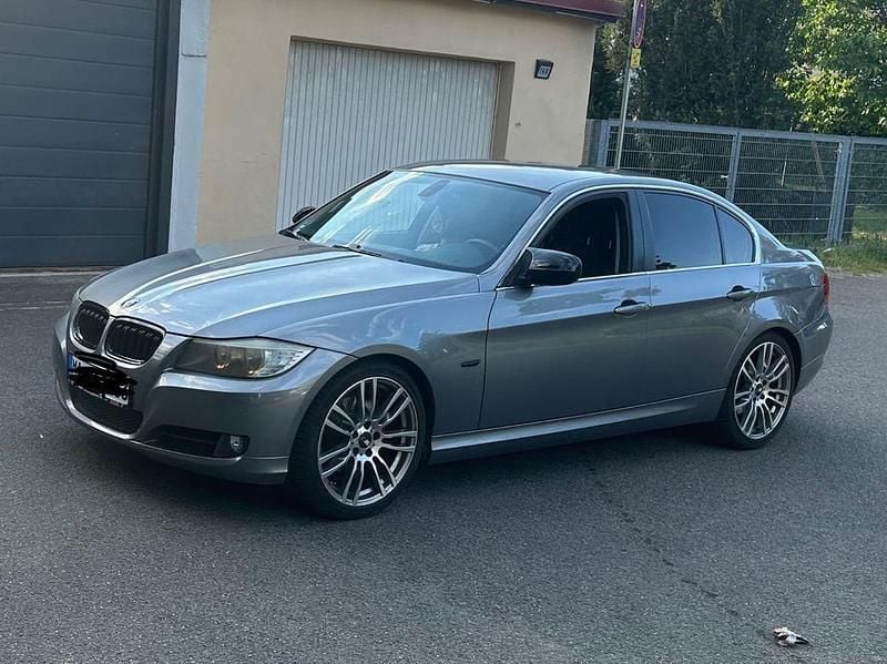 Grau Gebraucht 2009 BMW 325 Performance Limousine | 8.999 € (Fairer Preis) - Bild 1/4