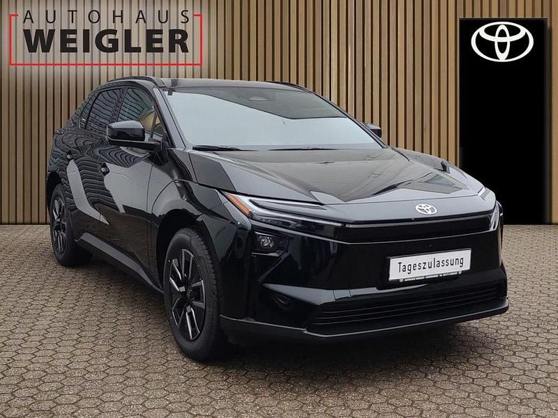 Neu Toyota bZ4X 164 kW (224 PS) 2026 Attitude black mc. SUV