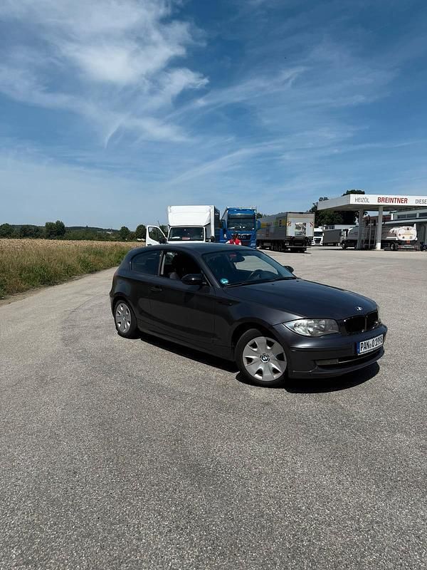 Grau Gebraucht 2007 BMW 118 Coupé Coupé | 2.250 € (Fairer Preis) - Bild 1/4