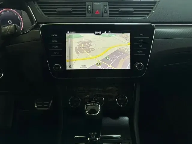 Gebraucht Skoda Superb SportLine 150 PS (110 kW) 2024 Weiss Kombi