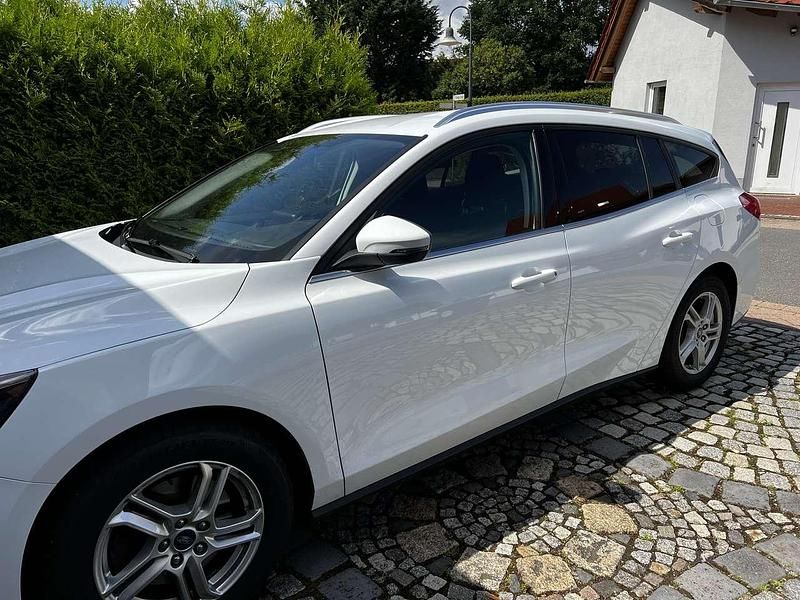 Weiß Gebraucht 2021 Ford Focus Cool & Connect Kombi | 14.800 € (Guter Preis) - Bild 1/4