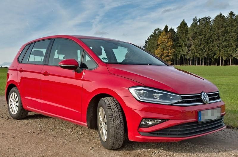 Rot Gebraucht 2018 VW Golf Sportsvan Trendline Van / Kleinbus | 8.900 € (Superpreis) - Bild 1/4