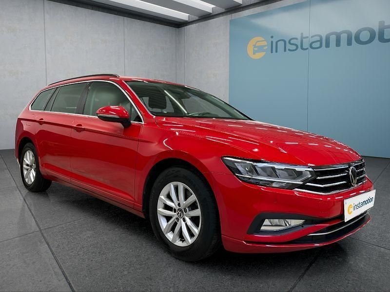 Gebraucht VW Passat 122 PS (89 kW) 2023 Rot Kombi