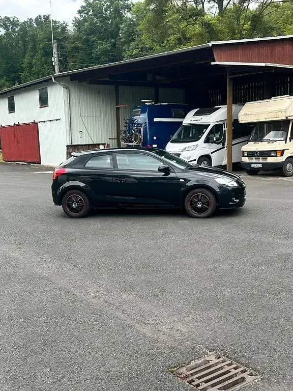 Gebraucht Kia ProCeed Spirit 126 PS (92 kW) 2011 Schwarz Kleinwagen