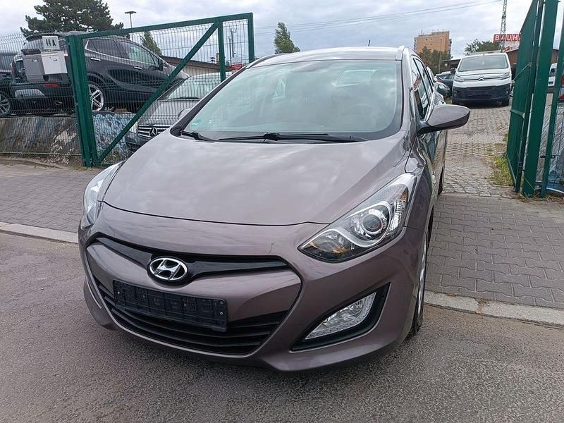 Grau Gebraucht 2013 Hyundai i30 Trend Kombi | 5.999 € (Guter Preis) - Bild 1/4