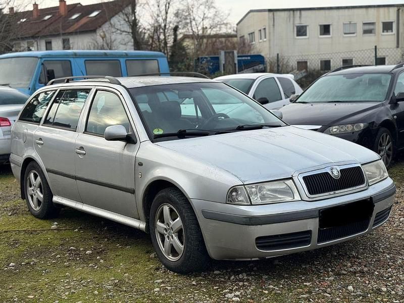 Grau Gebraucht 2001 Skoda Octavia Elegance Kombi | 950 € (Guter Preis) - Bild 1/4