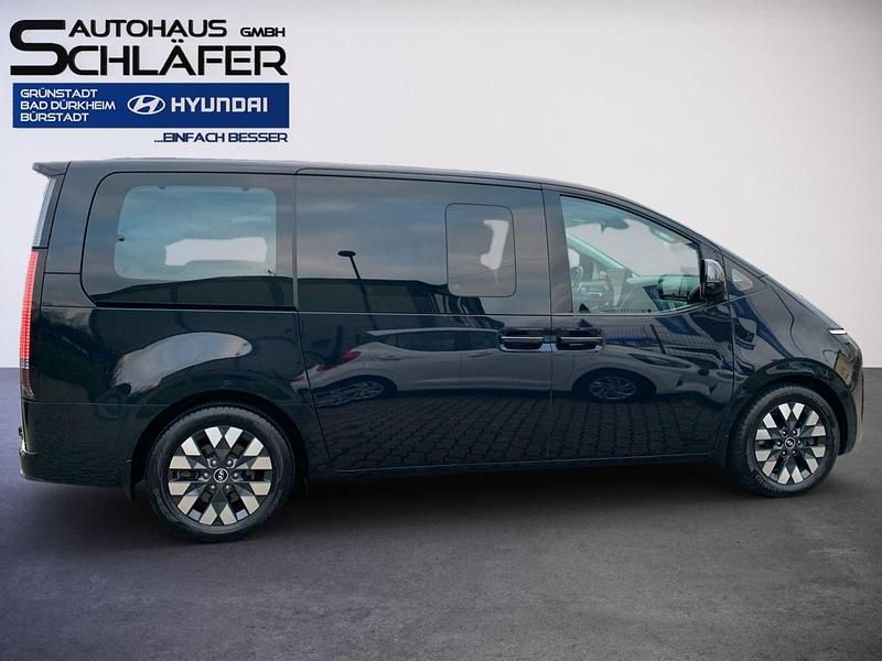 Gebraucht Hyundai Staria Signature 177 PS (130 kW) 2022 Moonlight blue / mic Van / Kleinbus