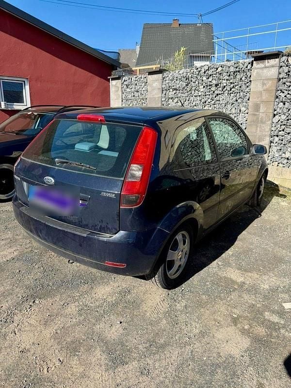 Gebraucht Ford Fiesta Basis 69 PS (50 kW) 2005 Blau Kleinwagen