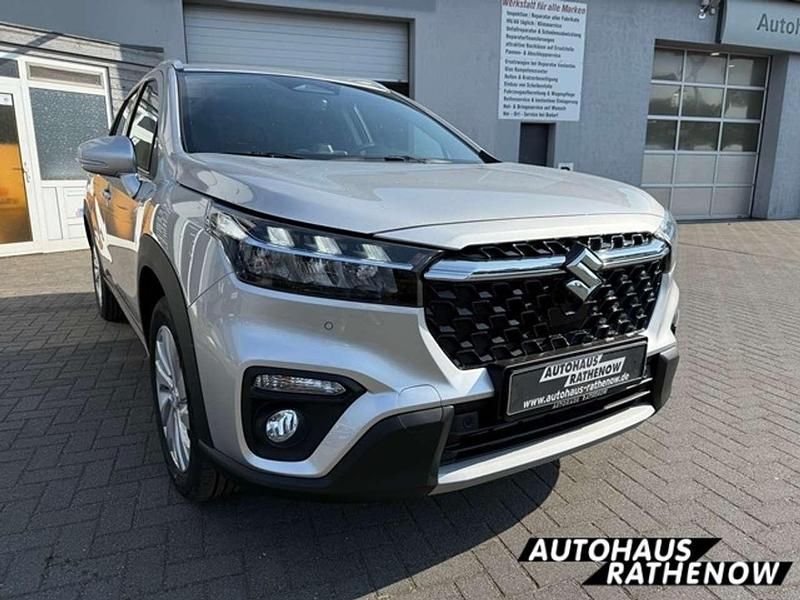Silber Neu 2025 Suzuki SX4 S-Cross Comfort SUV | 28.090 € (Etwas zu teuer) - Bild 1/4