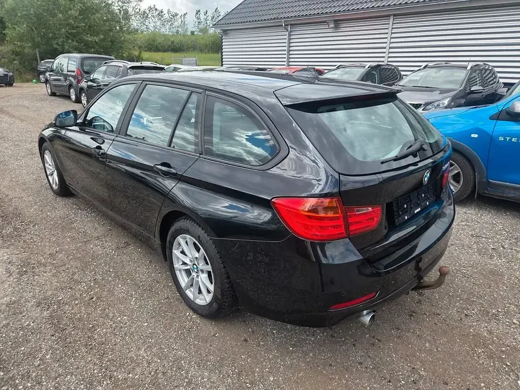 Gebraucht BMW 318 Sport Line 143 PS (105 kW) 2013 Schwarz Kombi