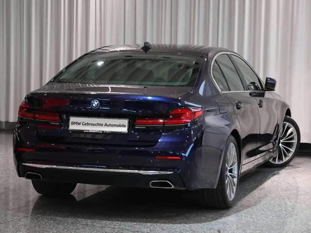 Gebraucht BMW 545e Sport Line 394 PS (289 kW) 2021 Bmw individual tansanitblau Limousine