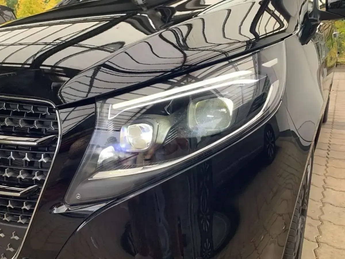 Gebraucht Mercedes V300 Avantgarde 237 PS (174 kW) 2025 Obsidianschwarz metallic Van / Kleinbus