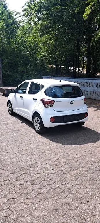 Gebraucht Hyundai i10 Pure 67 PS (49 kW) 2019 Weiß Kleinwagen
