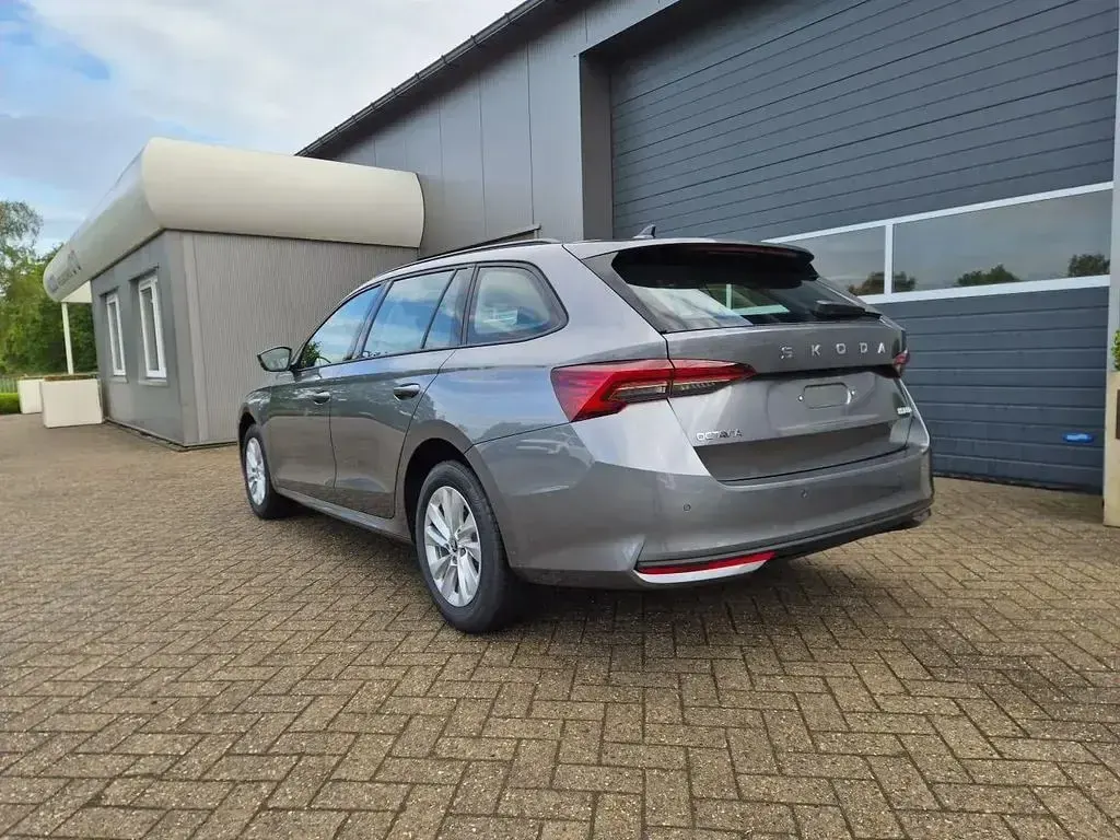 Neu Skoda Octavia Selection 150 PS (110 kW) 2026 Grau Kombi