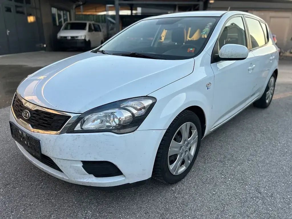 Gebraucht Kia Ceed Attract 90 PS (66 kW) 2012 Weiß Kleinwagen