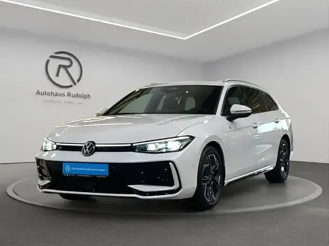 Gebraucht VW Passat R-line 150 PS (110 kW) 2025 Oryxweiß perlmutteffekt Kombi