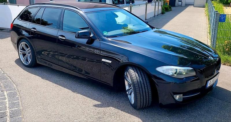 Schwarz Gebraucht 2010 BMW 523 Kombi | 11.499 € - Bild 1/4