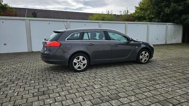 Gebraucht Opel Insignia Sport 160 PS (117 kW) 2013 Grau Kombi