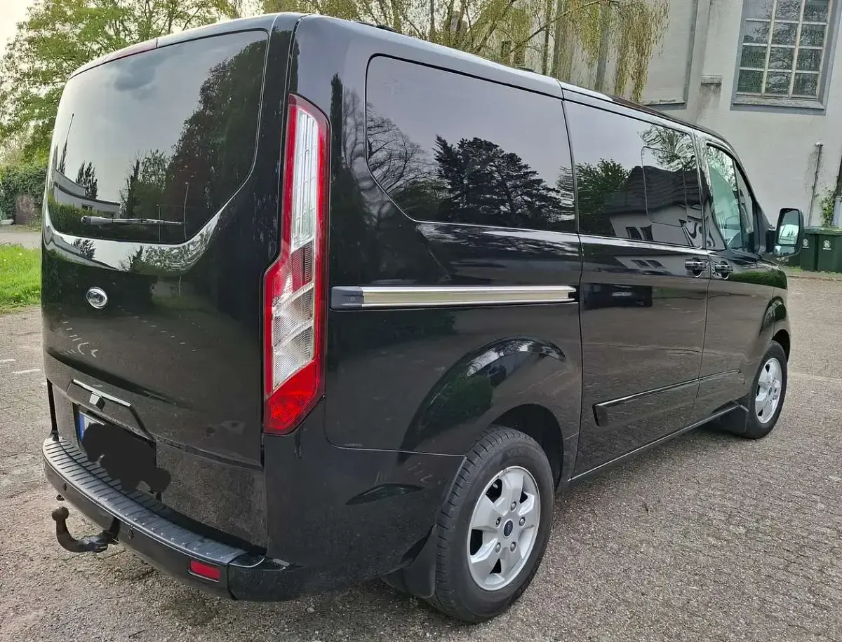 Gebraucht Ford Transit Custom Titanium 170 PS (125 kW) 2017 Schwarz Kombi