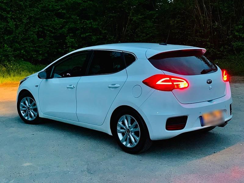 Gebraucht 2016 Kia Ceed DREAM-TEAM Edition Kleinwagen | 9.000 € (Fairer Preis) - Bild 1/4