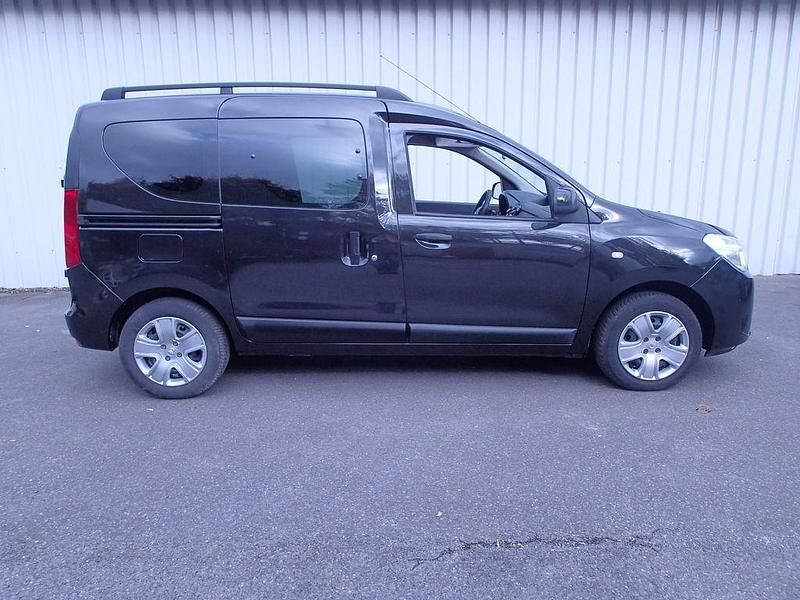 Schwarz Gebraucht 2020 Dacia Dokker Van | 13.999 € (Fairer Preis) - Bild 1/4