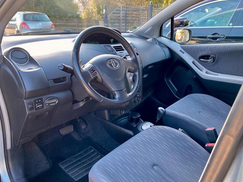 Gebraucht Toyota Yaris 99 PS (72 kW) 2009 Grau Kleinwagen