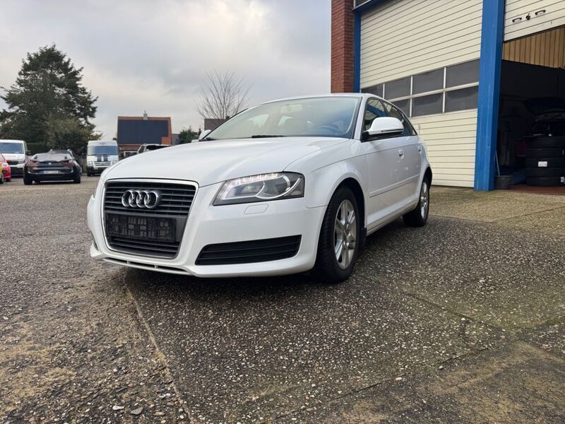 Weiß Gebraucht 2010 Audi A3 Sportback Attraction Limousine | 5.300 € (Etwas zu teuer) - Bild 1/4
