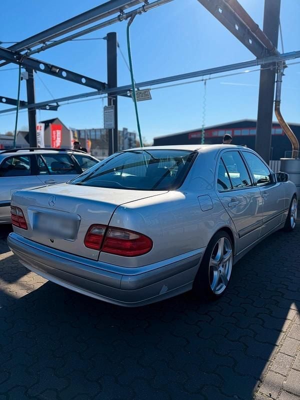 Gebraucht Mercedes E220 143 PS (105 kW) 2001 Andere farben Limousine