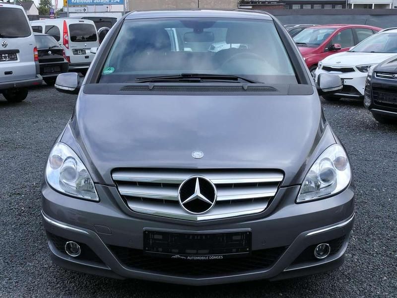 Grau Gebraucht 2012 Mercedes B180 Van / Kleinbus | 7.490 € (Guter Preis) - Bild 1/4