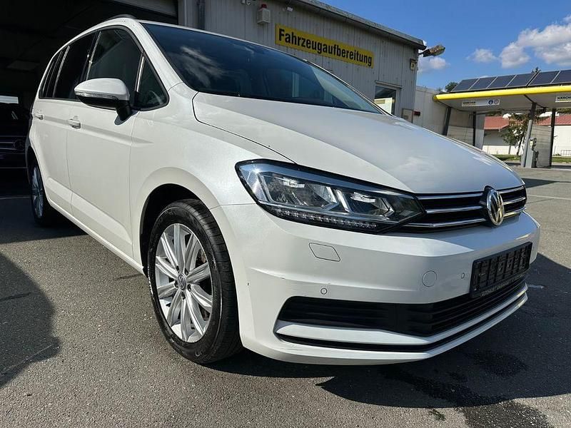 Weiß Gebraucht 2020 VW Touran Comfortline Van / Kleinbus | 18.900 € (Superpreis) - Bild 1/4