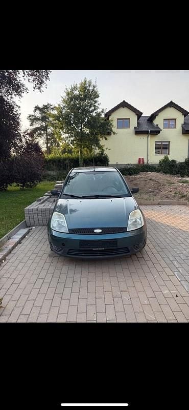 Grün Gebraucht 2004 Ford Fiesta Kleinwagen | 250 € (Superpreis) - Bild 1/3