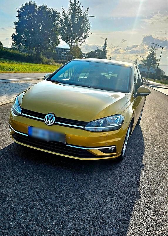 Gold Gebraucht 2017 VW Golf VII Limousine | 15.850 € (Guter Preis) - Bild 1/4