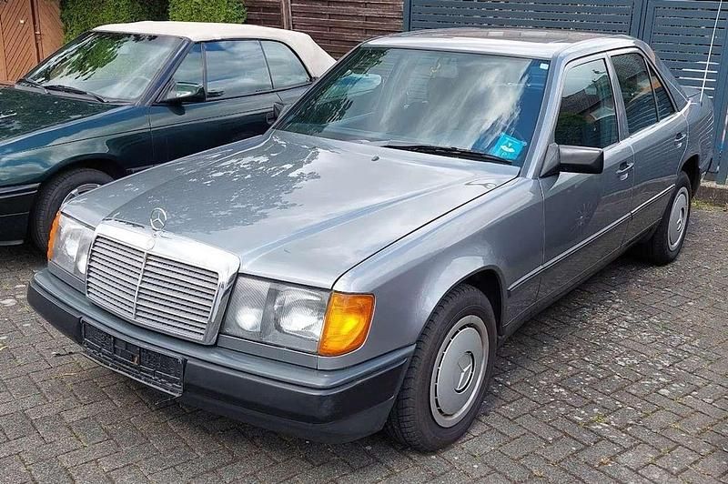 Grau Gebraucht 1988 Mercedes E230 Limousine | 4.890 € - Bild 1/3