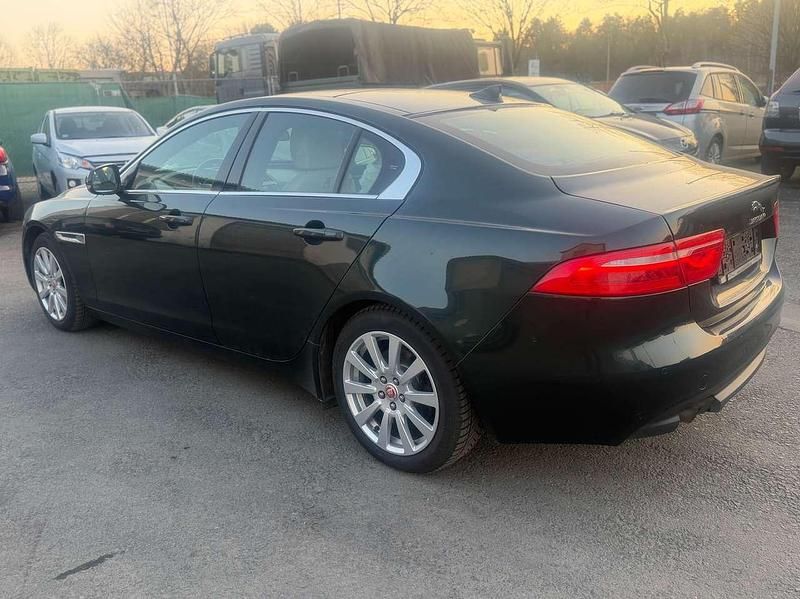 Gebraucht Jaguar XE Prestige 179 PS (131 kW) 2015 British racing green Limousine