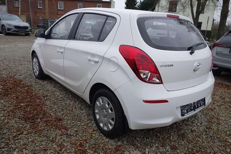 Gebraucht Hyundai i20 Classic 86 PS (63 kW) 2013 Coral white / sol Kleinwagen