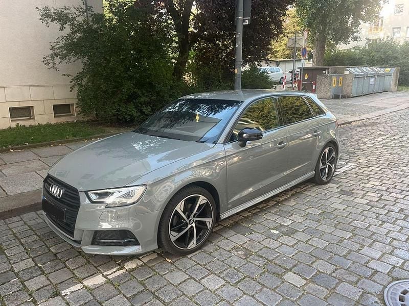Grau Gebraucht 2020 Audi A3 Sportback S-Line Limousine | 19.850 € (Guter Preis) - Bild 1/4